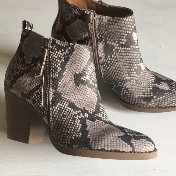 Universal Thread Shoes - snakeskin ankle boots sz 71/2
